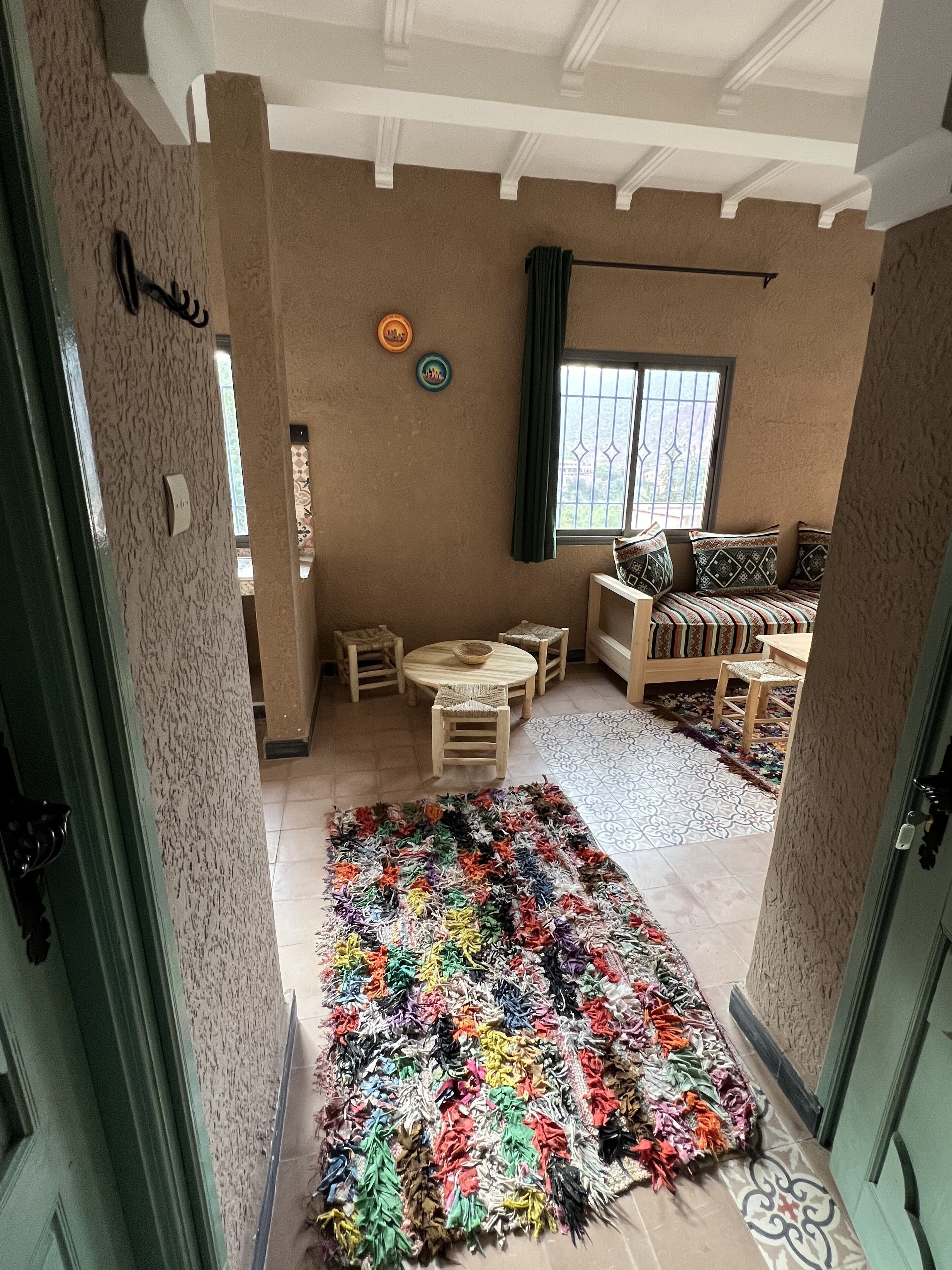 Appartement Duplex Confort | Coin séjour | TV connectée de 32 pouces avec chaînes par satellite