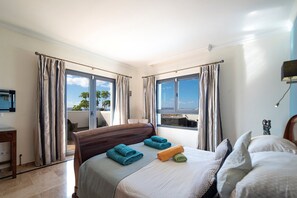 3 slaapkamers, een strijkplank/strijkijzer, gratis wifi, beddengoed
