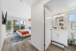 2 bedrooms, iron/ironing board, travel cot, WiFi - Sunlit Serenity in the Heart of Pacific Beach (San Diego)