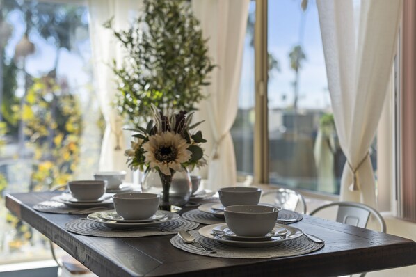 Dining - Sunlit Serenity in the Heart of Pacific Beach (San Diego)