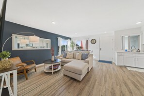 Smart TV - Sunlit Serenity in the Heart of Pacific Beach (San Diego)