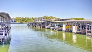 Ein Yachthafen mit vertäuten Booten und einem Gebäude mit einer überdachten Gangway.