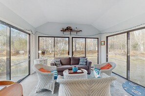 Fernseher, Kamin, Bücher