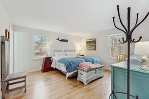 3 makuuhuonetta, työpöytä, silitysrauta/-lauta, internet