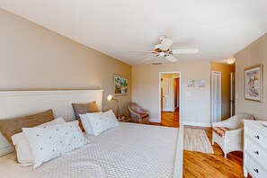 2 bedrooms, WiFi, bed sheets - Waterfront condo with balcony, pool, pickball/tennis, & walking paths (Fort Myers)