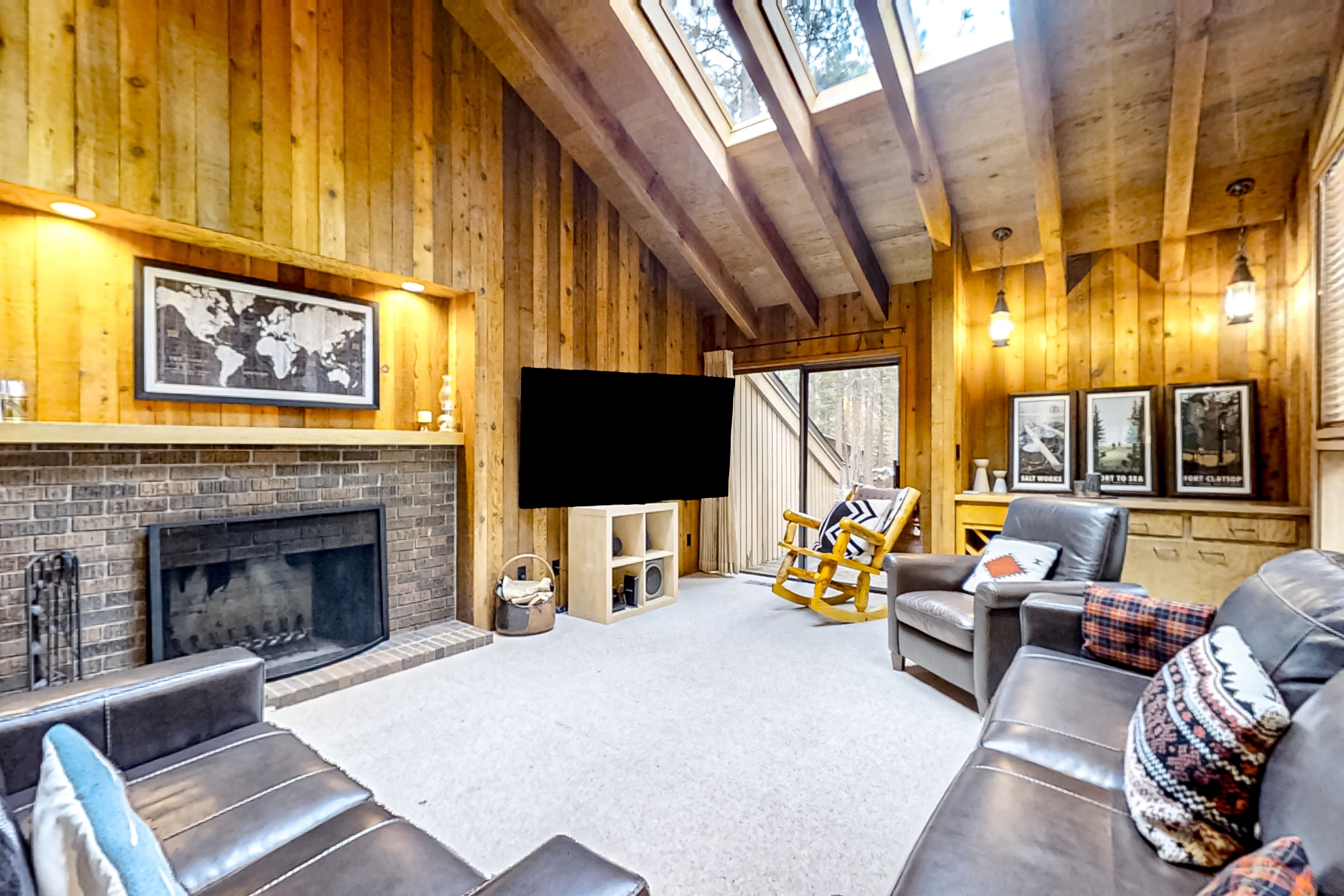 Fernseher, Kamin, Bücher