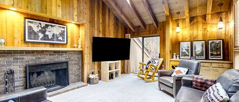 Tv, eldstad och böcker