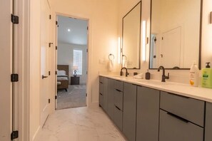 Douche, sĂšche-cheveux, serviettes fournies, savon