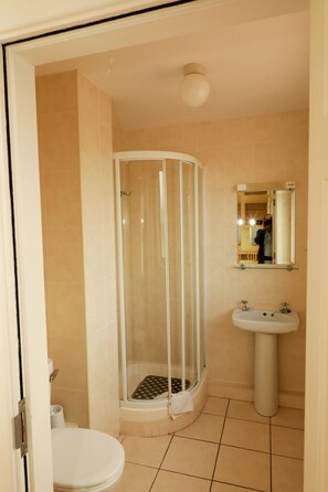 Douche, sèche-cheveux, serviettes fournies, savon