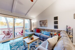 Een televisie en een open haard