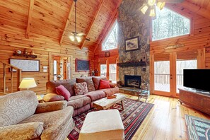 Televisie, een open haard, videospelletjes en boeken