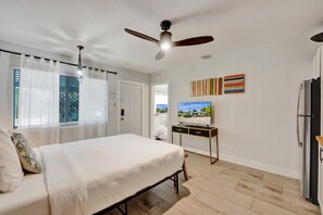 2 عدّة غرف نوم ومكتب ومكواة/لوح كي وسرير سفر