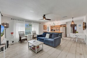 تلفزيون ذكي، ألعاب فيديو، كُتُب