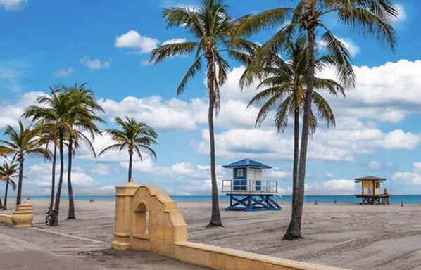 Beach - Chic Studio Apartment in Hollywood Beach (Hollywood)