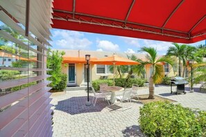 Outdoor dining - Chic Studio Apartment in Hollywood Beach (Hollywood)