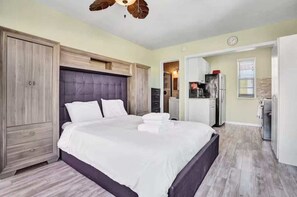 1 bedroom, iron/ironing board, WiFi - Chic Studio Apartment in Hollywood Beach (Hollywood)