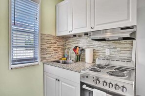 Coffee/tea maker, cookware/dishes/utensils - Chic Studio Apartment in Hollywood Beach (Hollywood)