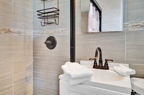 Douche, sèche-cheveux, serviettes fournies