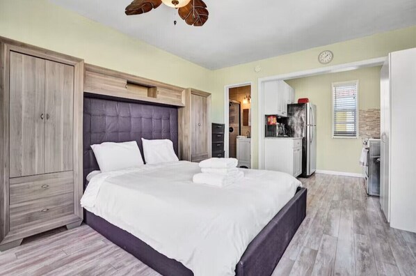 1 slaapkamer, een strijkplank/strijkijzer, wifi