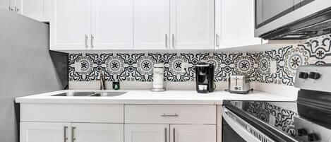 Jääkaappi, mikroaaltouuni, uuni, liesi