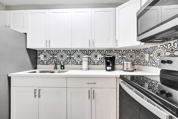 Køleskab, mikrobølgeovn, ovn, kogeplade