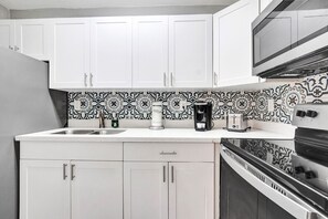 冷蔵庫、電子レンジ、オーブン、コンロ