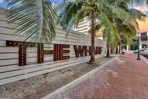 Property grounds - Beach Isles: Modern Studio Apartment with Patio (Fort Lauderdale)