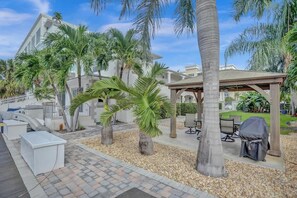 Outdoor dining - Beach Isles: Modern Studio Apartment with Patio (Fort Lauderdale)