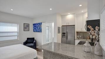 Een strijkplank/strijkijzer, reisbedje, wifi