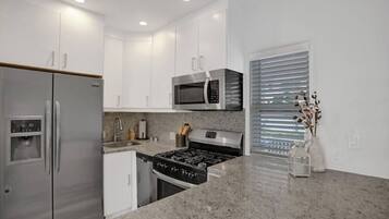 Een koelkast, een microgolfoven, een oven, een kookplaat