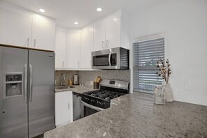 Køleskab, mikrobølgeovn, ovn, kogeplade