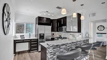 Een koelkast, een microgolfoven, een oven, een kookplaat