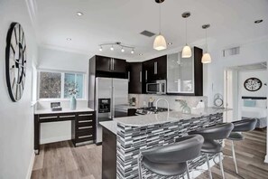 Geladeira, micro-ondas, fogão, cooktop