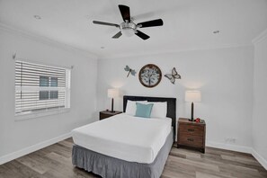 1 chambre, bureau, fer et planche à repasser, lit parapluie