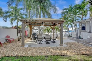 Outdoor dining - Beach Isles Modern 1BR in Fort Lauderdale (Fort Lauderdale)