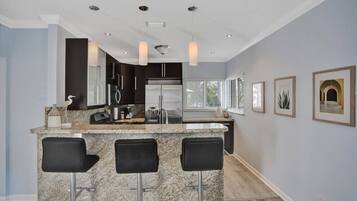 Een koelkast, een microgolfoven, een oven, een kookplaat