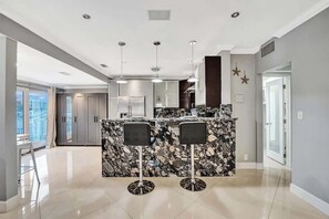 Wasserkocher mit Kaffee-/Teezubehör