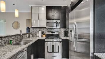 Een koelkast, een microgolfoven, een oven, een kookplaat