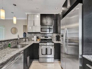 Køleskab, mikrobølgeovn, ovn, kogeplade