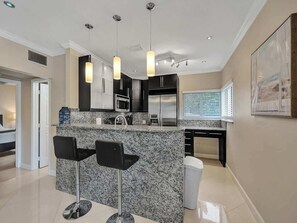 冷蔵庫、電子レンジ、オーブン、コンロ