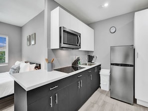 Réfrigérateur, micro-ondes, plaque de cuisson, cafetière/bouilloire