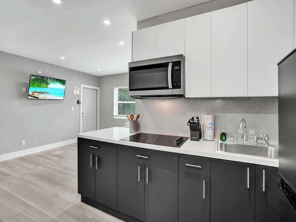 Fridge, microwave, stovetop, coffee/tea maker