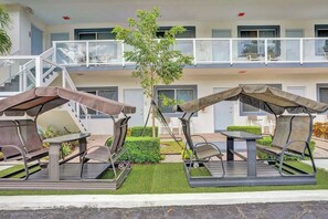 Outdoor dining - Waves | Beach Town Studio Apartment (Pompano Beach)