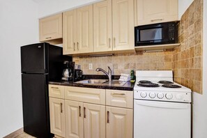 Réfrigérateur, micro-ondes, four, cafetière/bouilloire