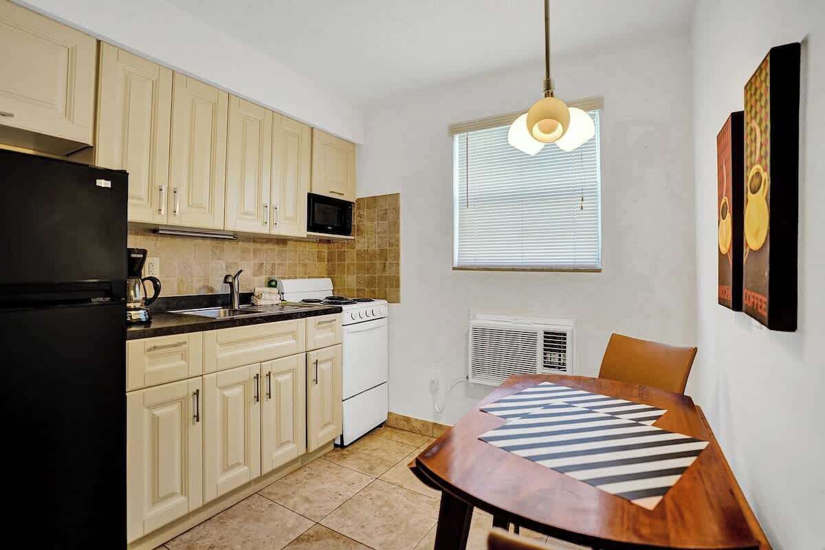 Kjøleskap, mikrobølgeovn, ovn og kaffetrakter/tekoker