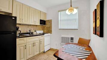 Kjøleskap, mikrobølgeovn, ovn og kaffetrakter/tekoker