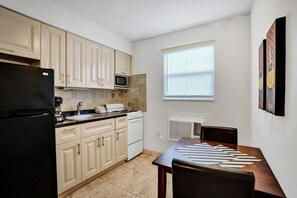 Kühlschrank, Mikrowelle, Ofen, Wasserkocher mit Kaffee-/Teezubehör