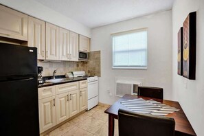 冷蔵庫、電子レンジ、オーブン、コーヒー / ティーメーカー