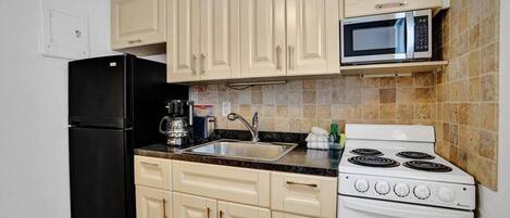 Réfrigérateur, micro-ondes, four, cafetière/bouilloire