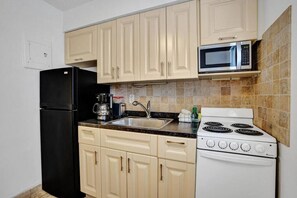 Kühlschrank, Mikrowelle, Ofen, Wasserkocher mit Kaffee-/Teezubehör